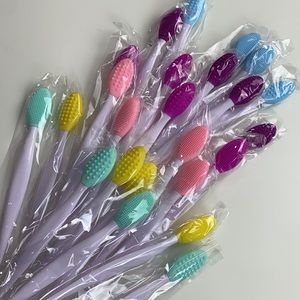 🆓✨FREE w/ $25 BUNDLE!✨Silicone Lip Scrubbing Exfoliator